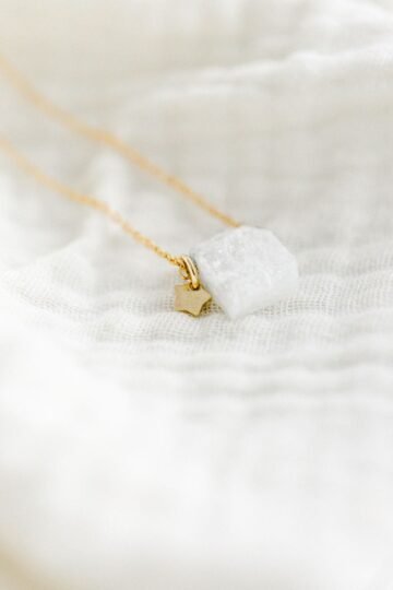 Alternative view of Collier pierre de lune naturelle LUNA