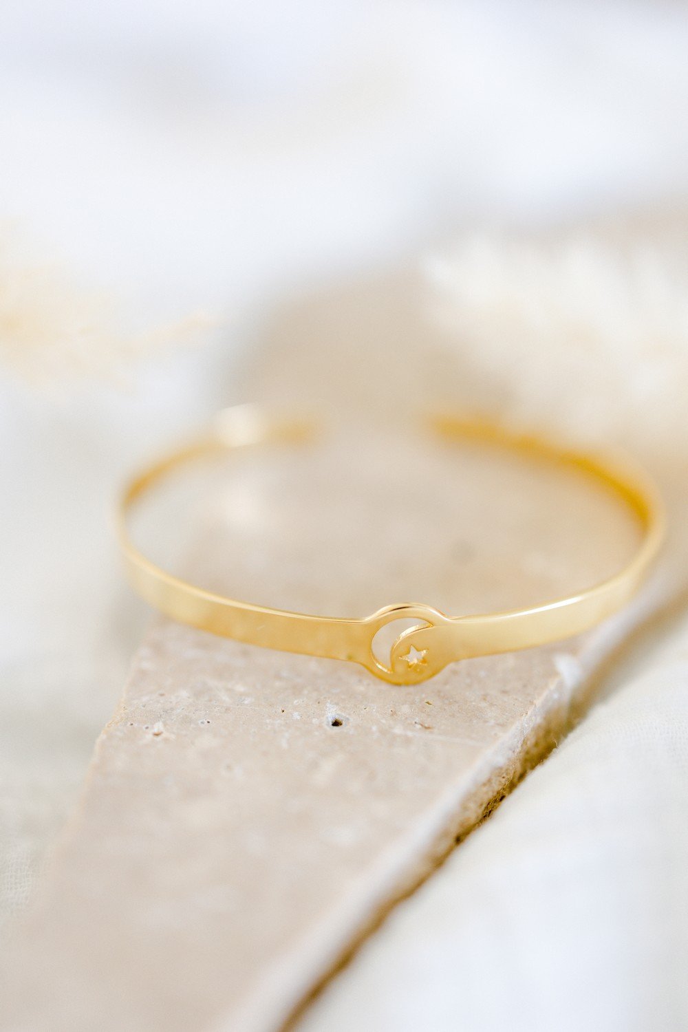 Bracelet jonc ajouré lune étoile or CELESTE – Image 3