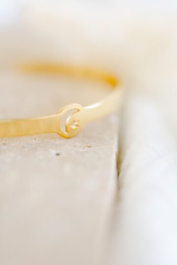 Alternative view of Bracelet jonc ajouré lune étoile or CELESTE