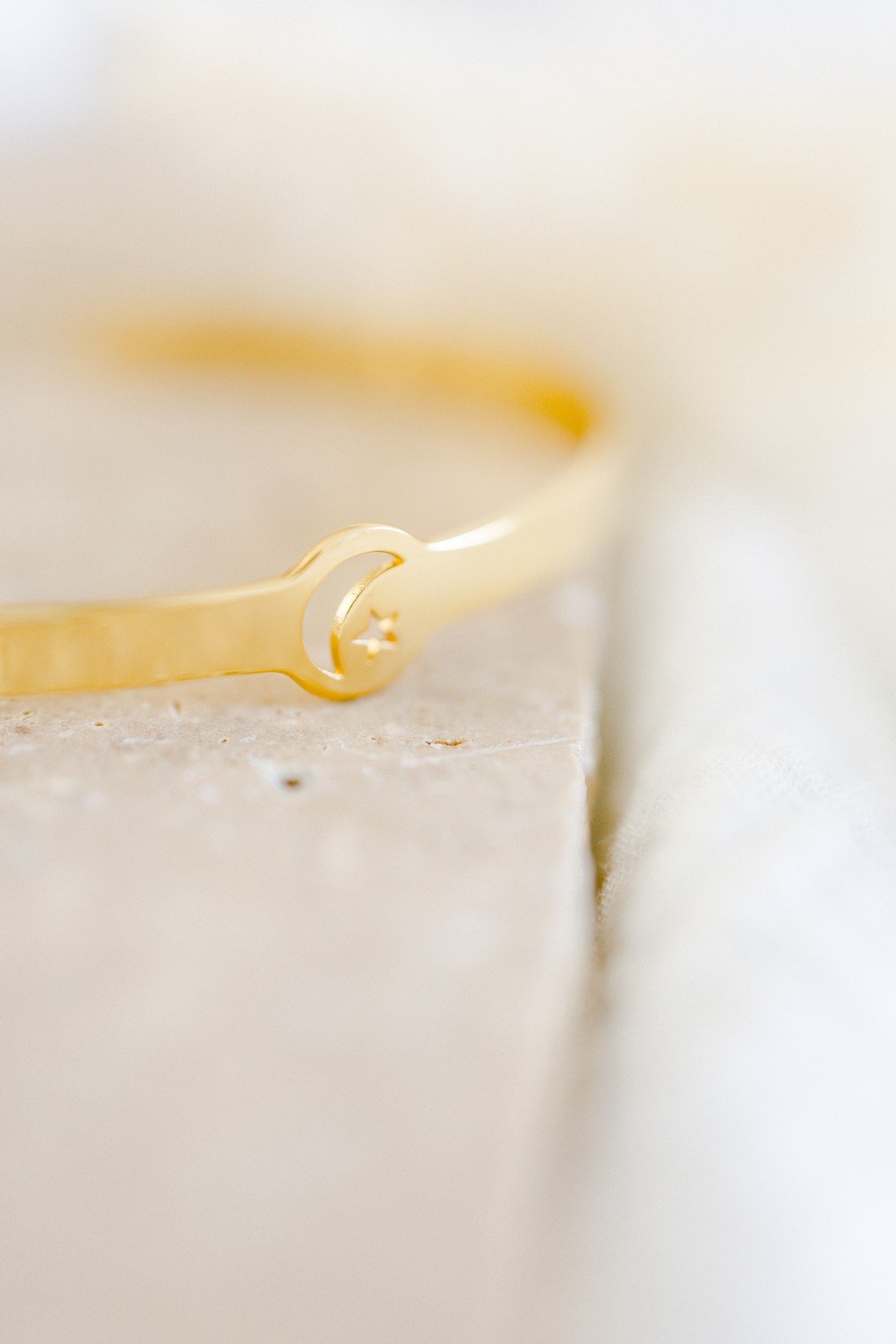 Bracelet jonc ajouré lune étoile or CELESTE – Image 2