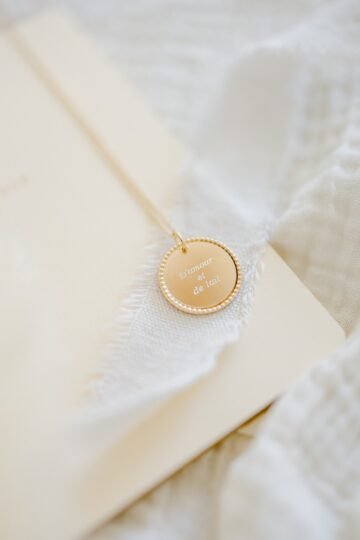 Collier personnalisé médaille perlée ÉPURE