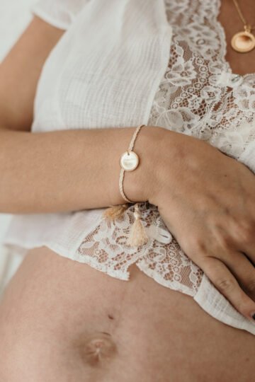 Bracelet personnalisé cordon de soie tressé médaille perlée or ÉPURE