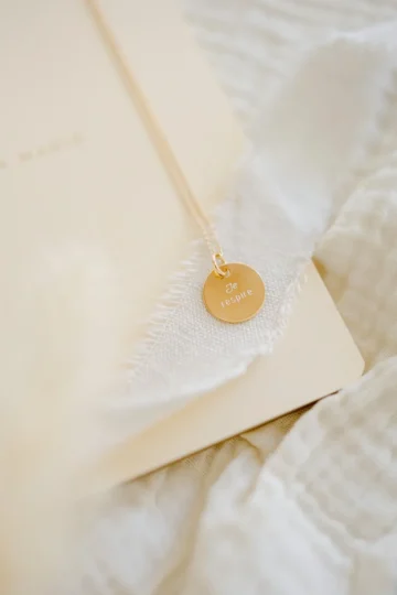 Alternative view of Collier personnalisé médaille ronde or ÉPURE