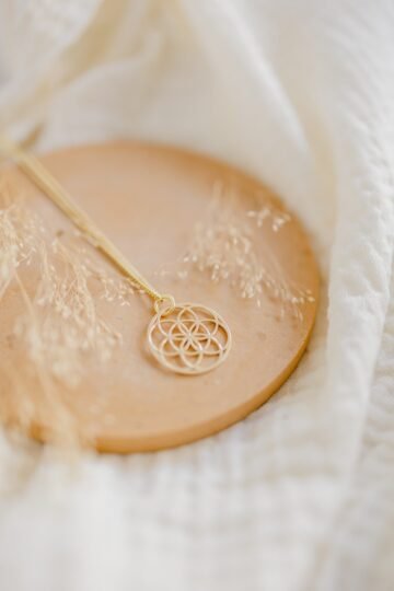 Collier amulette pendentif ciselé GRAINE DE VIE