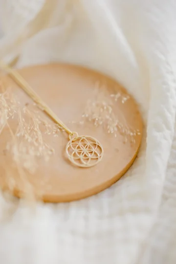 Alternative view of Collier amulette pendentif ciselé GRAINE DE VIE