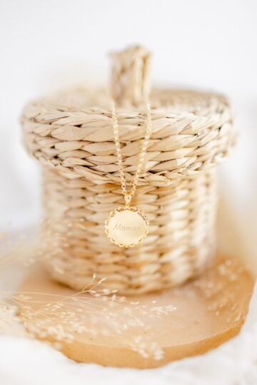 Alternative view of Collier personnalisé prénom médaille ronde florale ÉPURE