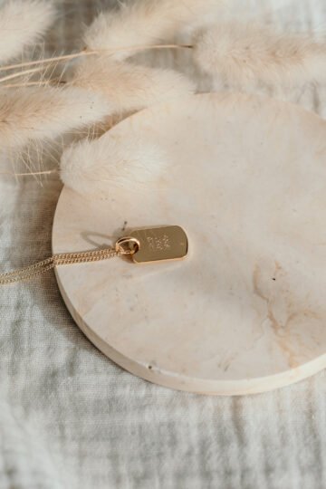 Alternative view of Pendentif personnalisé médaille or rectangulaire ÉPURE