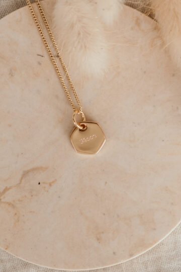 Alternative view of Collier personnalisé médaille hexagone or ÉPURE