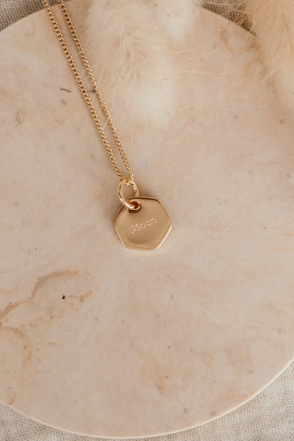 Alternative view of Collier personnalisé médaille hexagone or ÉPURE