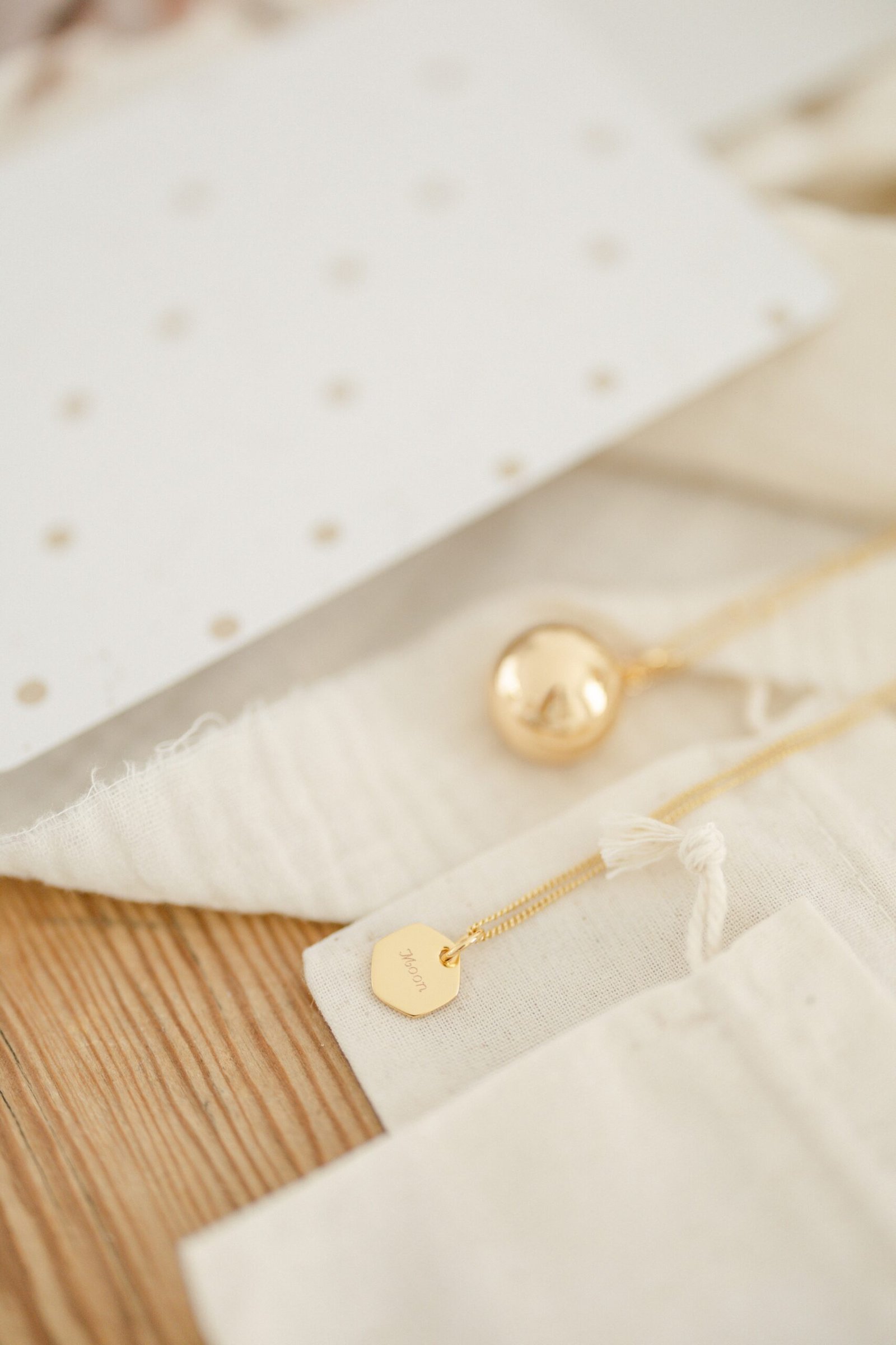 Collier personnalisé médaille hexagone or ÉPURE – Image 3