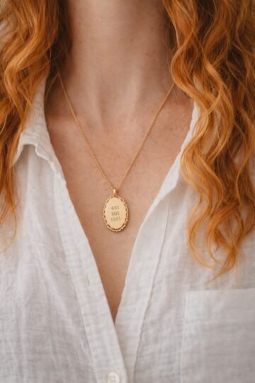 Alternative view of Pendentif personnalisé gravé médaille ovale florale or ÉPURE