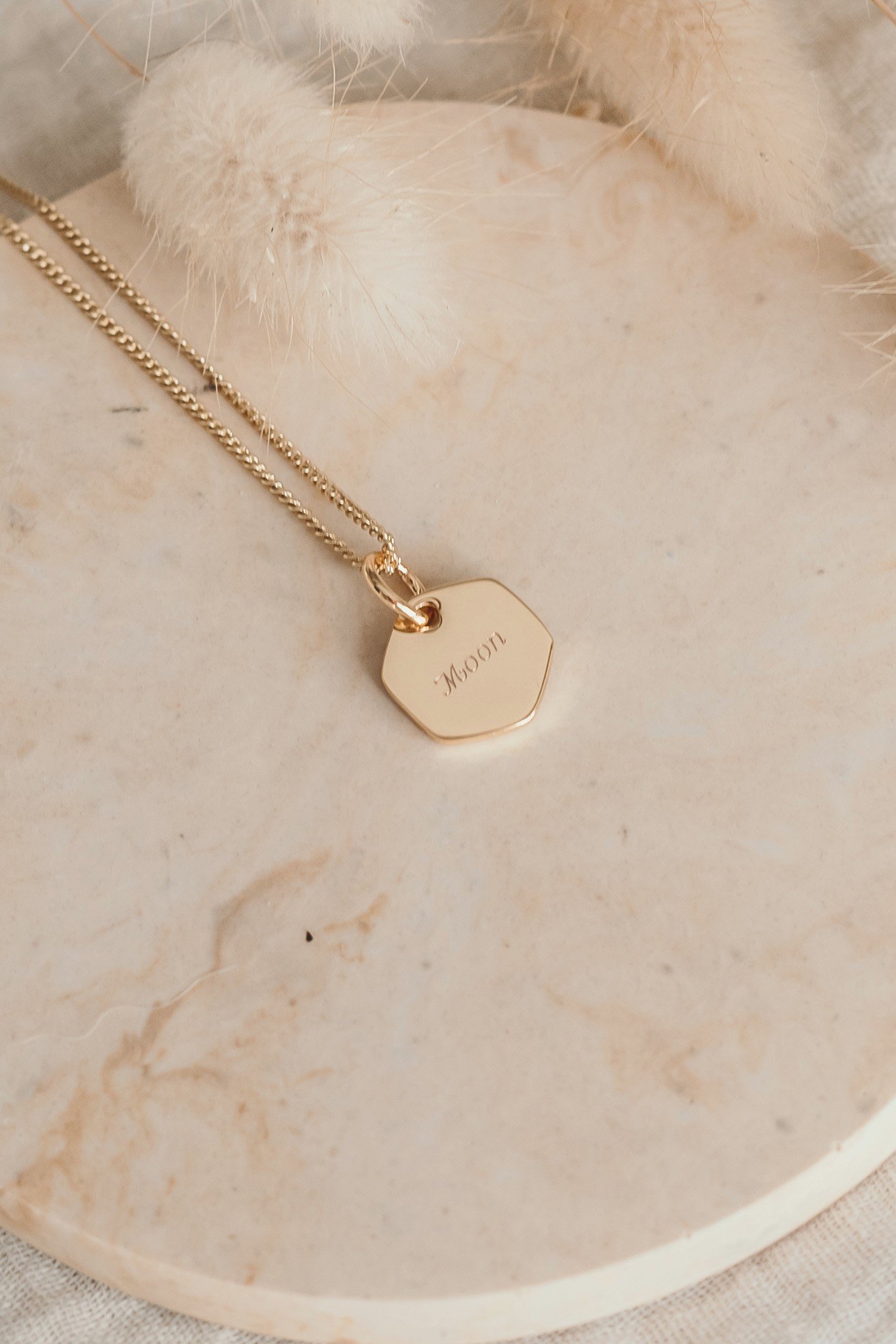 Collier personnalisé médaille hexagone or ÉPURE