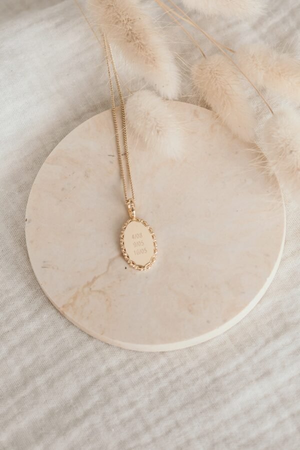Pendentif personnalisé gravé médaille ovale florale or ÉPURE