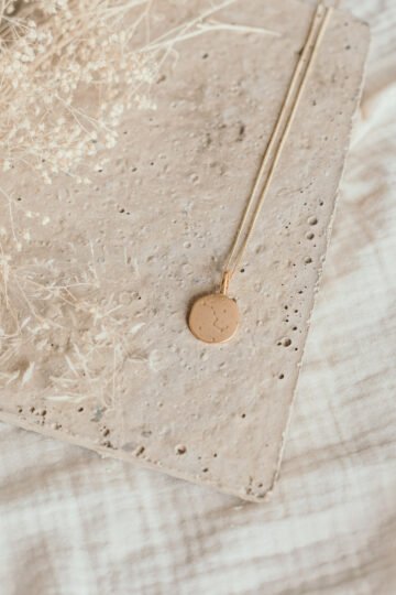 Alternative view of Collier personnalisé médaille brossée pleine lune or GRANDE OURSE