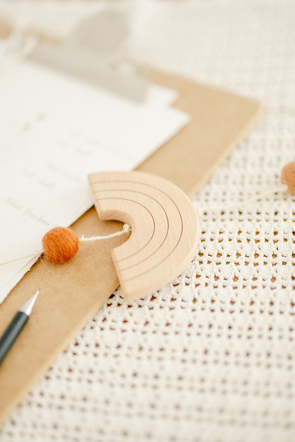 Mobile bébé arc en ciel en bois compatible bola de grossesse RAINBOW – Image 4