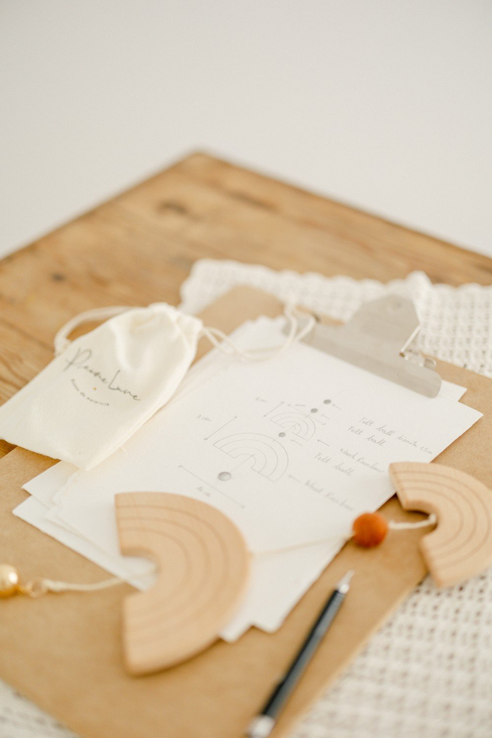 Mobile bébé arc en ciel en bois compatible bola de grossesse RAINBOW – Image 5