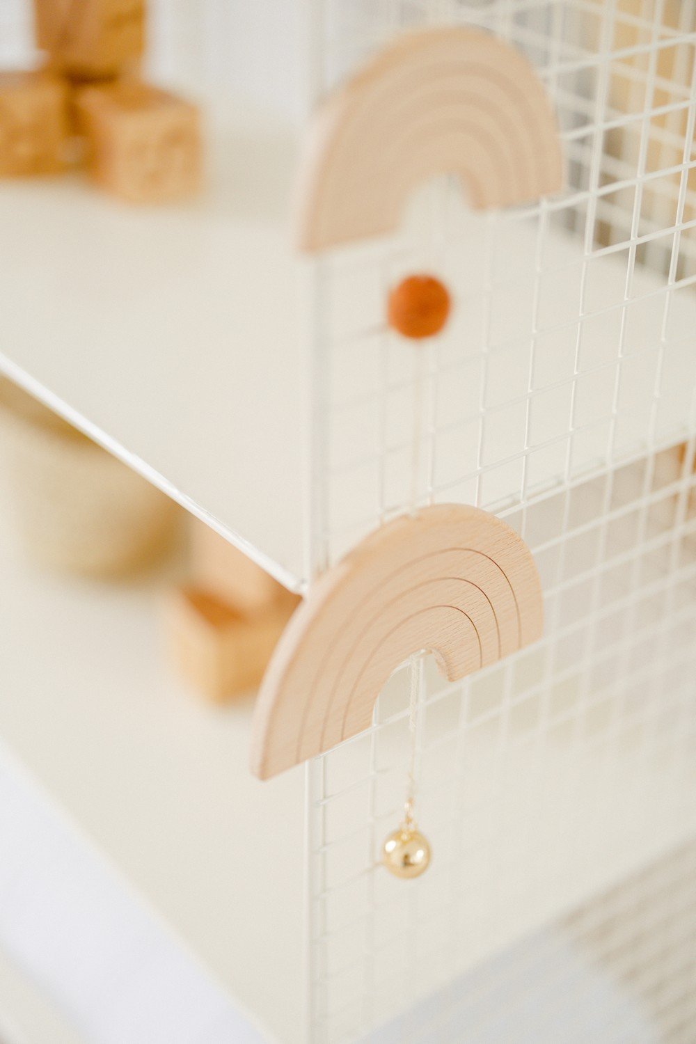 Mobile bébé arc en ciel en bois compatible bola de grossesse RAINBOW – Image 3