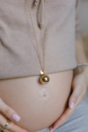 Alternative view of Bola de grossesse personnalisé initiales pendentif COEUR