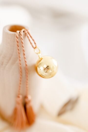 Bola de grossesse couronne de plumes CARESSE - cordon de soie