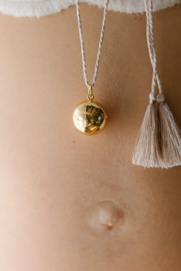 Alternative view of Bola de grossesse couronne de plumes CARESSE - cordon de soie