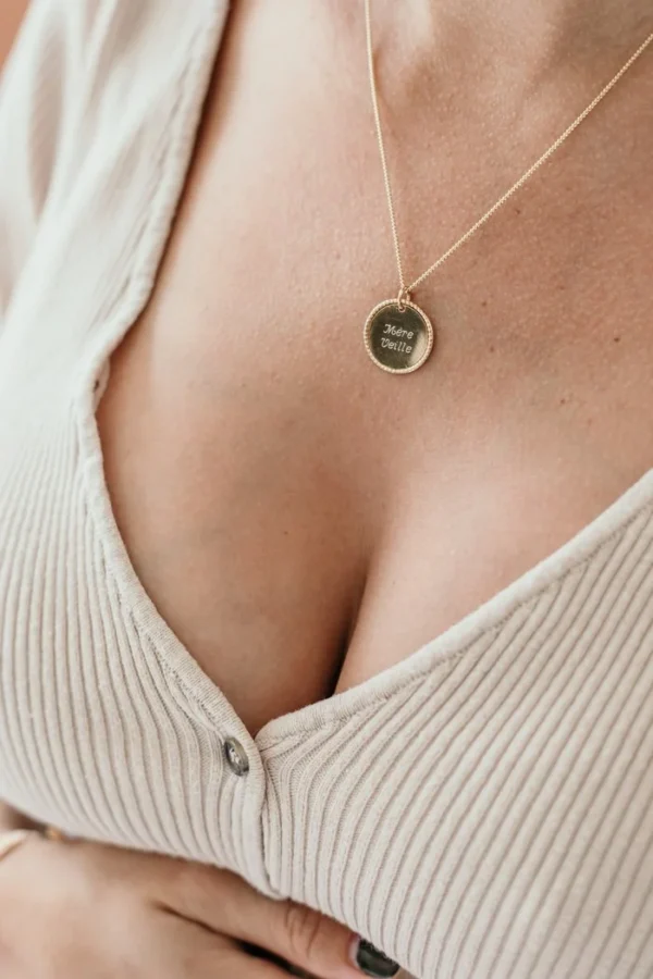 Alternative view of Pendentif personnalisé prénom médaille or perlée ÉPURE