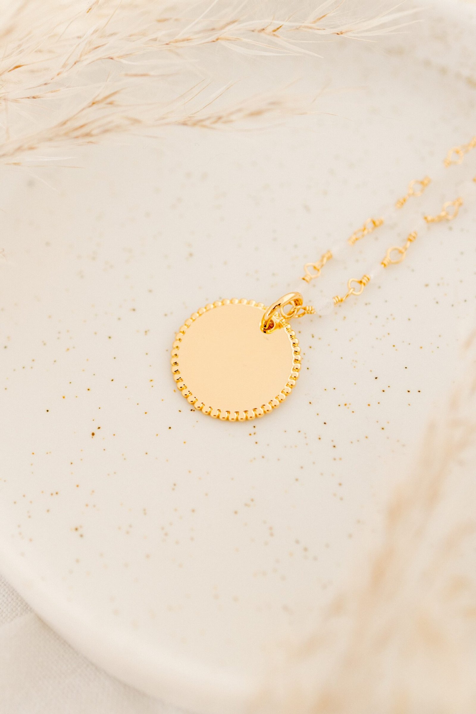 Pendentif personnalisé prénom médaille or perlée ÉPURE