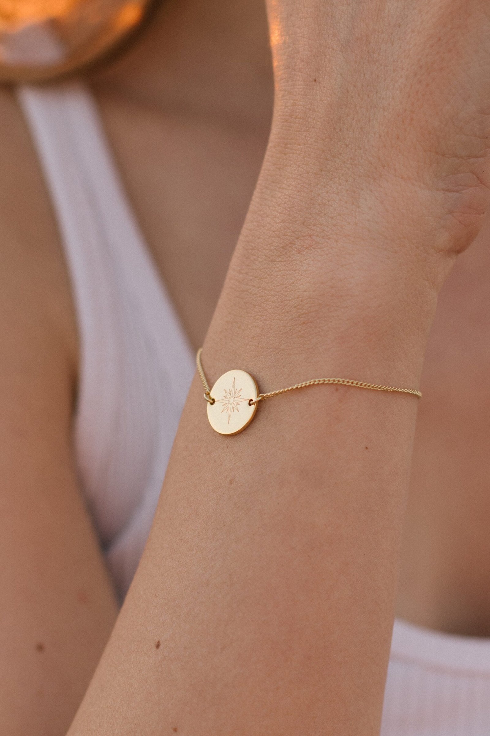 Bracelet personnalisé pastille chaine gravé rose des vents or GUIDE – Image 2