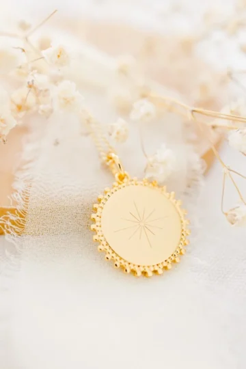 Alternative view of Collier personnalisé médaille gravée or éclat ECLIPSE