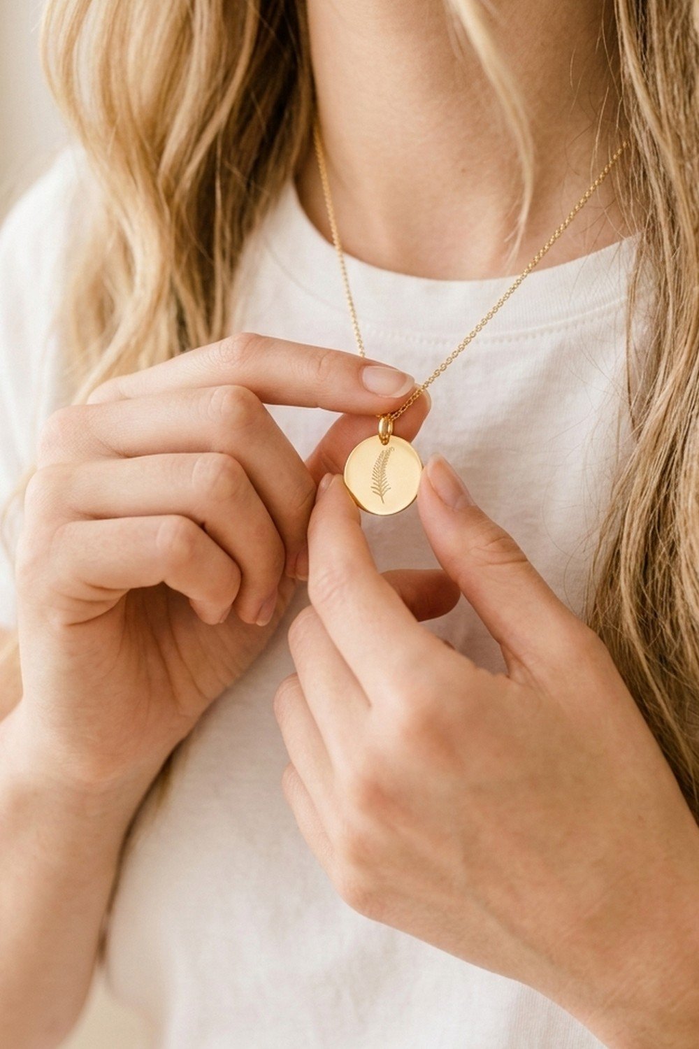 Collier médaille personnalisé ronde or végétal SAUVAGE – Image 2