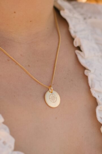 Alternative view of Collier personnalisé médaille perlée or gravée rose des vents MON GUIDE