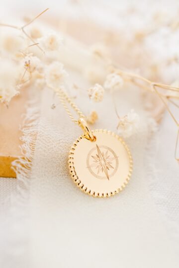 Collier personnalisé médaille perlée or gravée rose des vents MON GUIDE