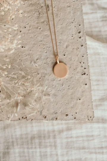 Alternative view of Pendentif personnalisé médaille brossée pleine lune or ÉPURE