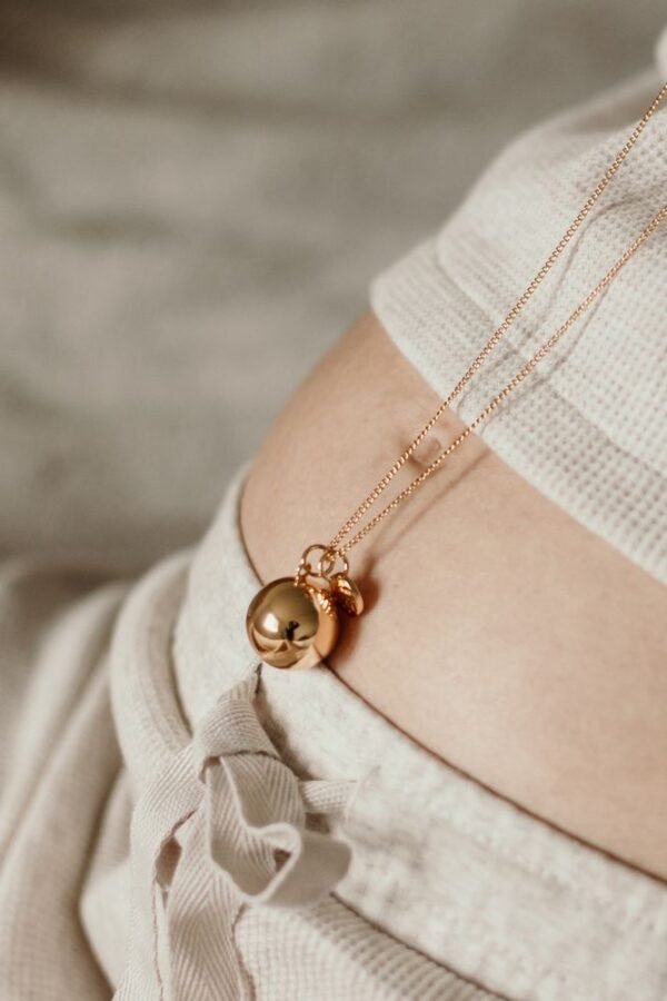Alternative view of Bola de grossesse personnalisé pendentif martelé EMPREINTE