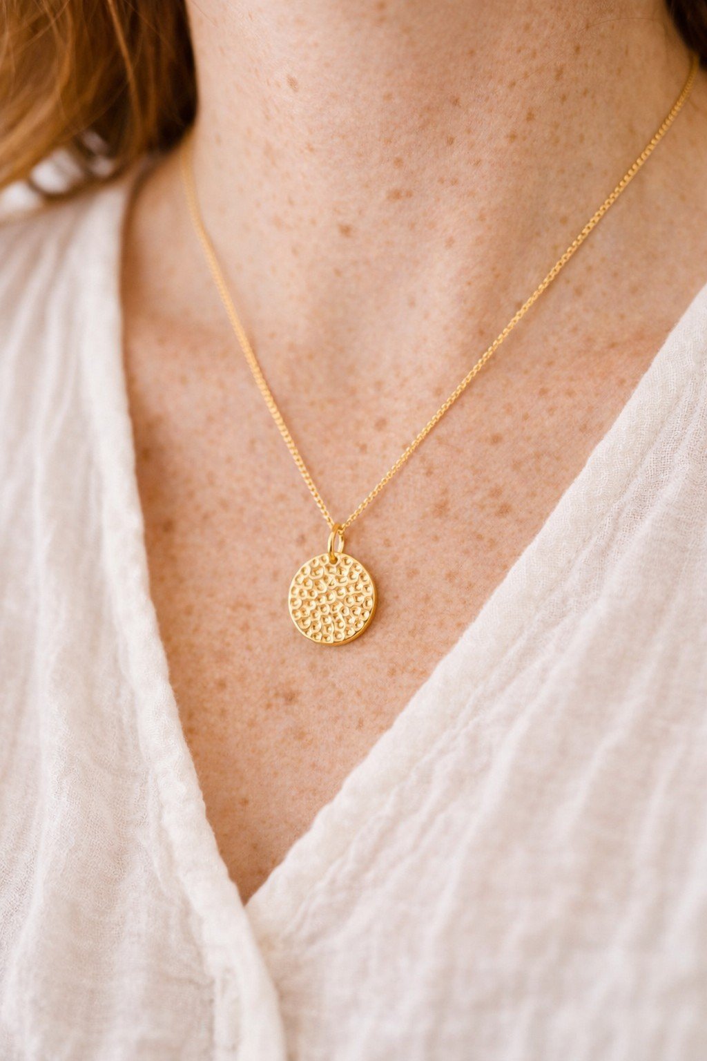 Collier personnalisé médaille ronde martelée or EMPREINTE – Image 2