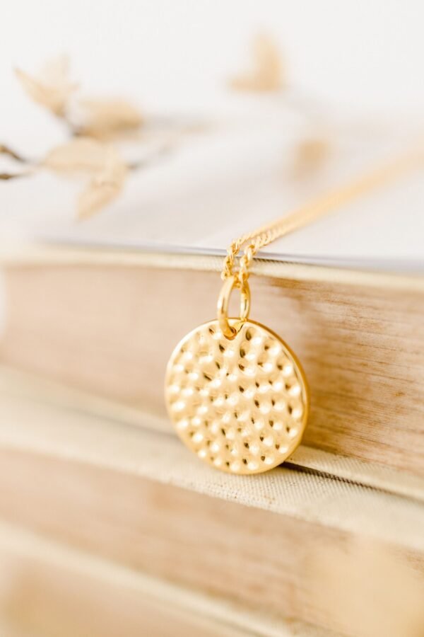 Alternative view of Collier personnalisé médaille ronde martelée or EMPREINTE