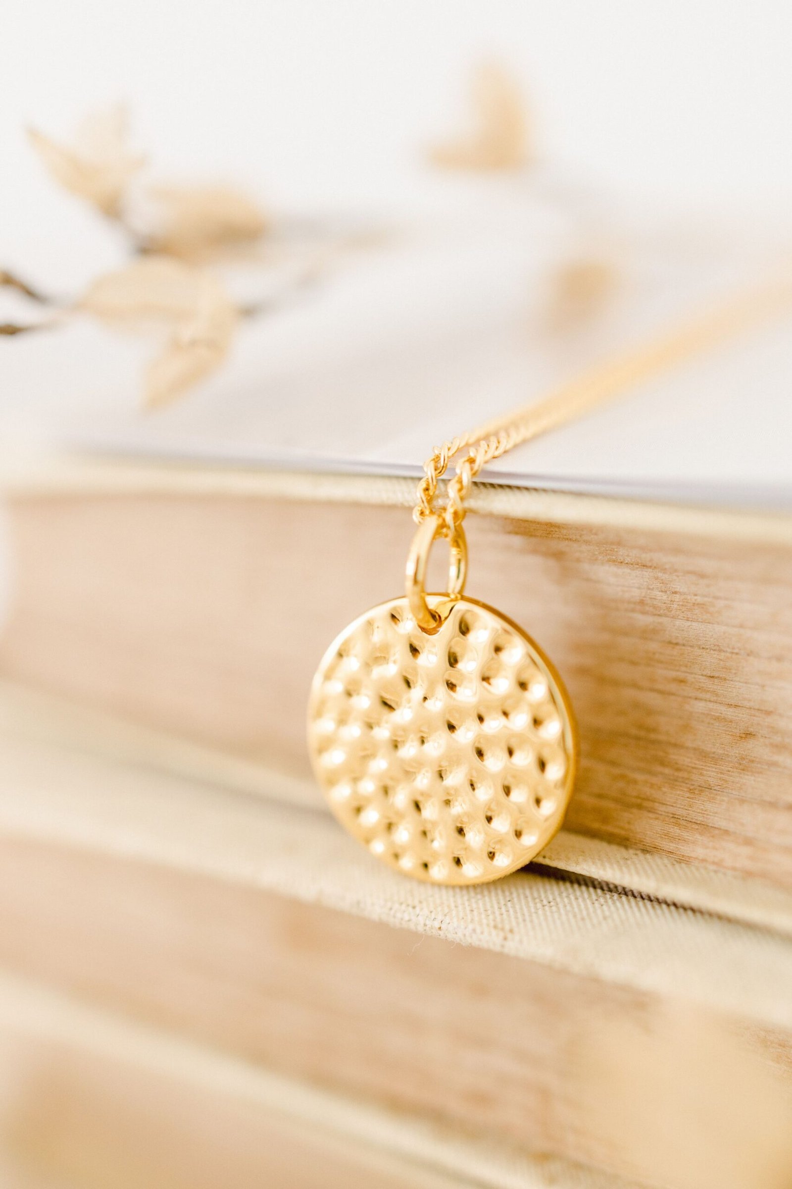 Collier personnalisé médaille ronde martelée or EMPREINTE – Image 3