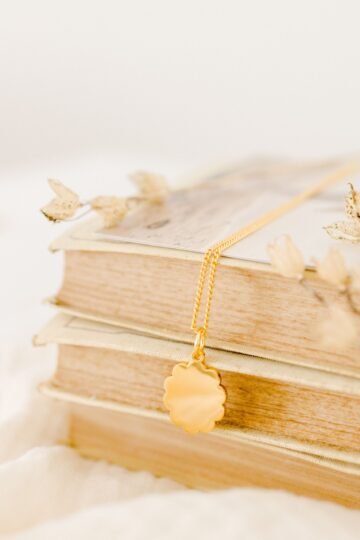 Collier personnalisé femme médaille or corolle ÉPURE