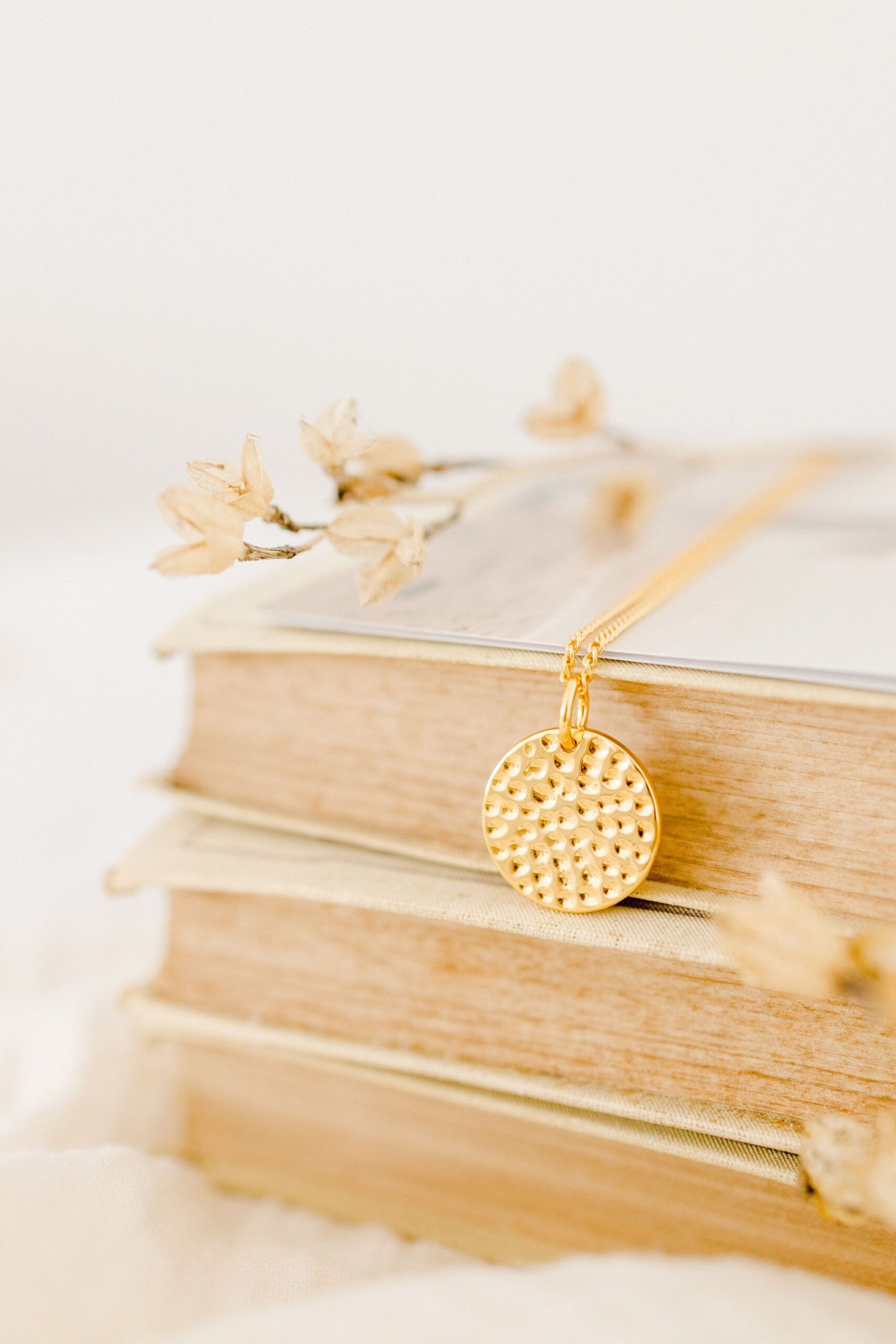 Collier personnalisé médaille ronde martelée or EMPREINTE