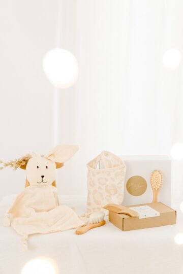 Coffret cadeau naissance - doudou + brosses + bavoir léopard