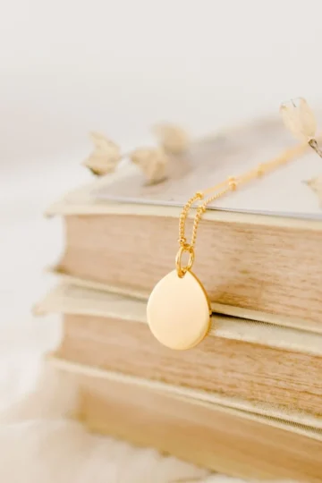 Alternative view of Pendentif médaille or goutte ÉPURE