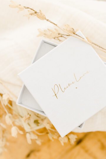 Alternative view of Gourmette baptême personnalisée enfant plaque rectangulaire ÉPURE