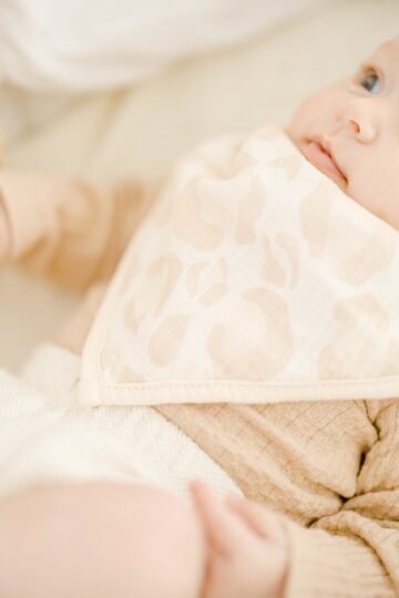 Alternative view of Bavoir bandana ajustable mousseline de coton bébé léopard MON COEUR FAIT GRAOU