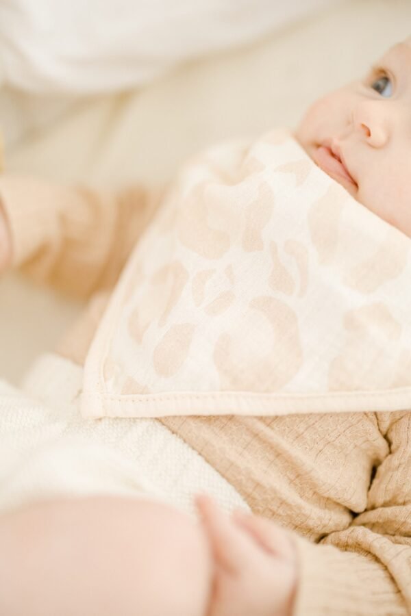 Alternative view of Bavoir bandana ajustable mousseline de coton bébé léopard MON COEUR FAIT GRAOU