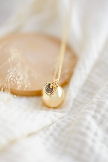 Alternative view of Pendentif médaille perlée gravée de vos initiales - Personnalisable