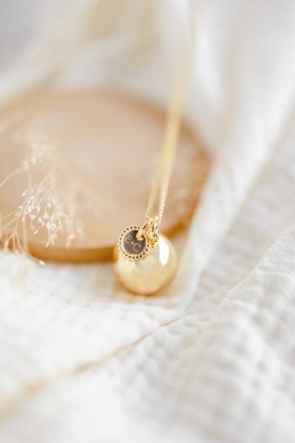 Alternative view of Pendentif médaille perlée gravée de vos initiales - Personnalisable