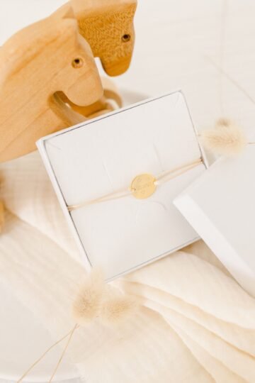 Alternative view of Bracelet baptême pastille or cordon BISOUS à personnaliser