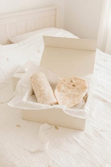 Box naissance bébé bavoir + lange léopard MON COEUR FAIT GRAOU