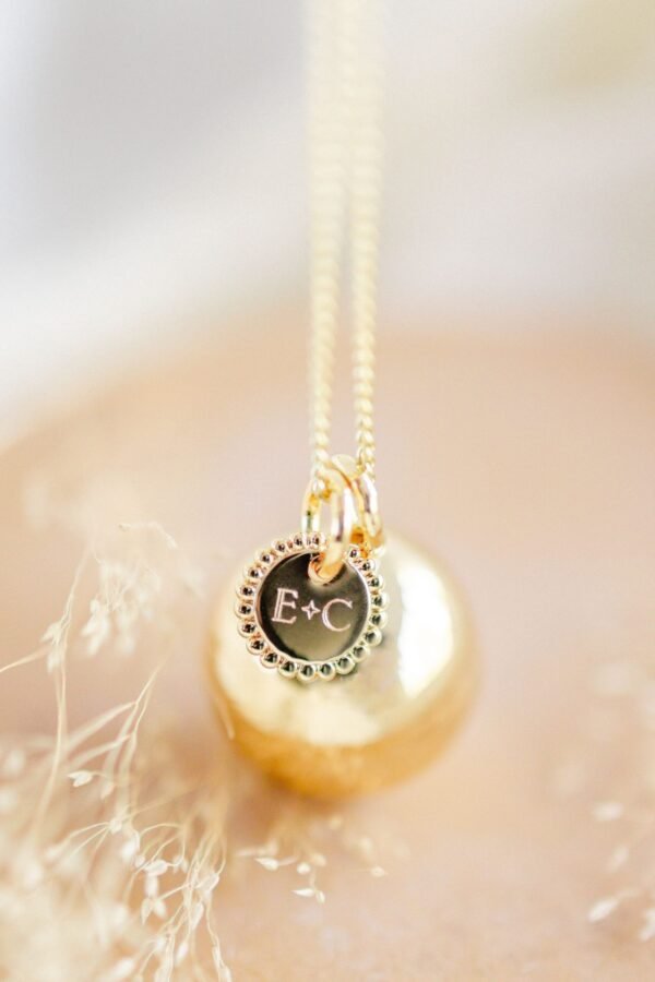 Pendentif médaille perlée gravée de vos initiales - Personnalisable