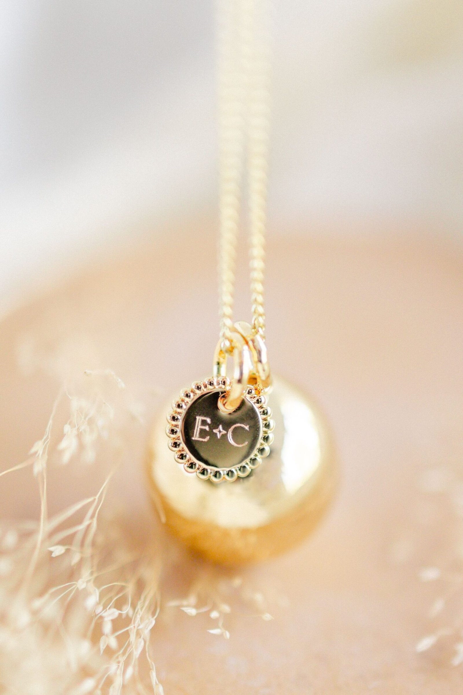 Pendentif médaille perlée gravée de vos initiales - Personnalisable