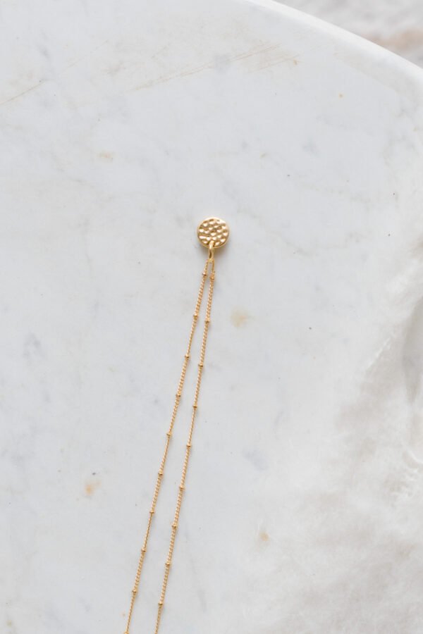 Alternative view of Collier personnalisé mini médaille ronde martelée or EMPREINTE